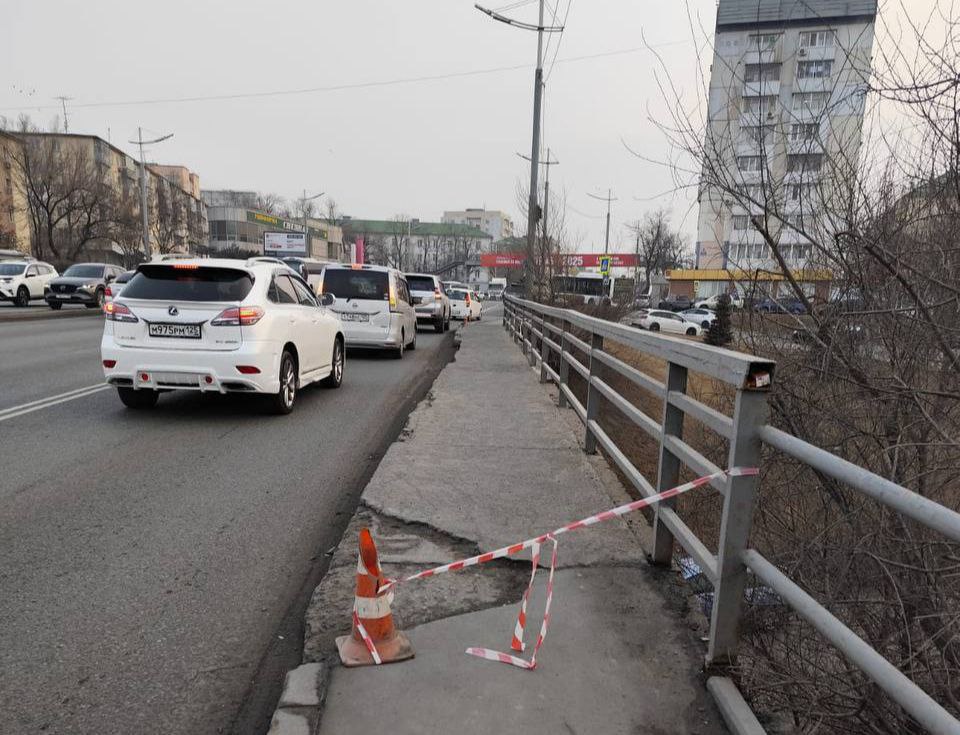 Движение пешеходов по тротуару на Фирсовской развязке по направлению в центр города перекрыто. Участок огорожен, дополнительно будут выставлены соответствующие знаки, сообщили в мэрии.