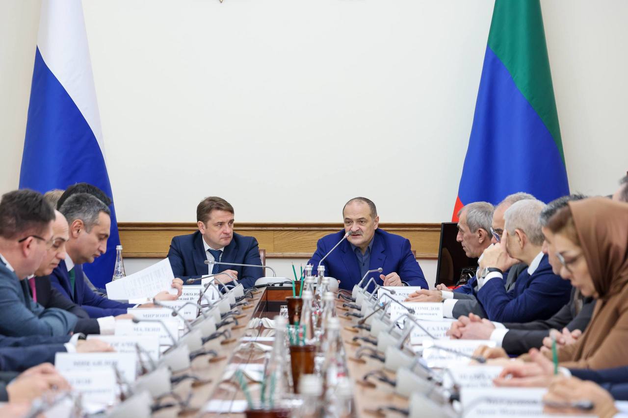 Развитие рыболовства и береговой инфраструктуры обсуждают в Дагестане В Дагестане проходит межведомственное совещание по вопросам развития рыбохозяйственного комплекса и береговой инфраструктуры Встречу проводят руководитель Федерального агентства по рыболовству Илья Шестаков и Глава Дагестана Сергей Меликов сообщили в пресс службе главы региона В центре внимания промысел и состояние запасов кильки в Каспийском море состояние береговой портовой инфраструктуры морского порта Махачкалы мероприятия по повышению эффективности рыболовства в Каспийском море а также состояние и перспективы развития судоремонта в российских прикаспийских регионах Отдельно участники совещания обсудят вопросы рыбохозяйственной деятельности на территории Дагестана в том числе  реализацию масштабного инвестпроекта на территории Аракумских и Нижне Терских нерестово выростных водоемов  строительство подъездной автомобильной дороги к Махачкалинскому морскому торговому порту Напомним по итогам прошлого года в рыбохозяйственной отрасли Дагестана отмечались успехи Объем вылова водных биологических ресурсов составил 24 6 тыс тонн что на 4 выше уровня 2024 года Площадь рыбоводных хозяйств достигла 14 6 тыс га а количество вновь созданных рабочих мест около 700