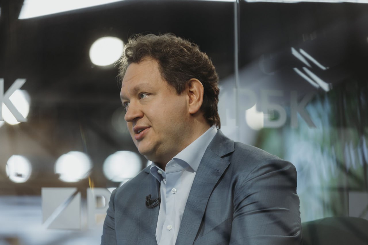 Сделка ВТБ по продаже страховой компании Росгосстрах РГС находится на финальном этапе она либо будет закрыта в сентябре либо не состоится вообще рассказал журналистам первый зампред госбанка Дмитрий Пьянов Потенциального покупателя он не раскрыл но перечислил кто не претендует на страховой актив ВТБ Потенциальным кандидатом на покупку РГС не является СОГАЗ и не является структура Сударикова Сергей Судариков основной владелец концерна Регион которому также перешел контроль над группой Россиум РБК как писали некоторые телеграм каналы Это не те контрагенты с кем мы ведем переговоры по продаже РГС Он уточнил что эти компании и не были претендентами на актив в частности они не участвовали в due diligence то есть оценке Росгосстраха Фото Михаил Гребенщиков РБК Картина дня в телеграм канале РБК