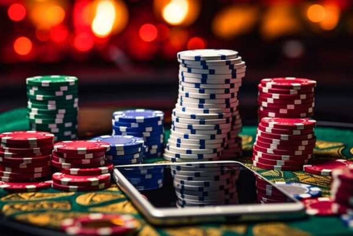 116 млн тенге и авто ZEEKR в Алматы разоблачили подпольных онлайн геймеров Департамент Агентства по финансовому мониторингу по Алматы завершил расследование в отношении группы лиц занимавшихся незаконной организацией онлайн азартных игр под названиями PokStars и LuckyShark передает BAQ KZ Участники могли делатьставки через банковские переводы после чего получали логин пароль и ссылку для доступа к игровым платформам Денежные операции проводились через банковские карты оформленные на родственников и третьих лиц включая иностранных граждан выступавших в роли дропперов Для привлечения новых игроков использовалась таргетированная реклама в социальных сетях направленная на продвижение игровых клубов и расширение клиентской базы После завершения расследования трое виновных были осуждены к лишению свободы на сроки от двух лет шести месяцев до четырёх лет шести месяцев Кроме того в пользу государства конфискованы преступные доходы в сумме 116 миллионов тенге и автомобиль марки ZEEKR Приговор уже вступил в законную силу Агентство по финансовому мониторингу продолжает системную работу по выявлению и пресечению незаконного игорного бизнеса За последние два года было начато 105 досудебных расследований ликвидировано 22 подпольных казино 65 игровых залов и 441 терминал а также заблокировано свыше 33 тысяч ссылок на онлайн казино через систему Кибернадзор За организацию незаконного игорного бизнеса к ответственности привлечены 166 лиц