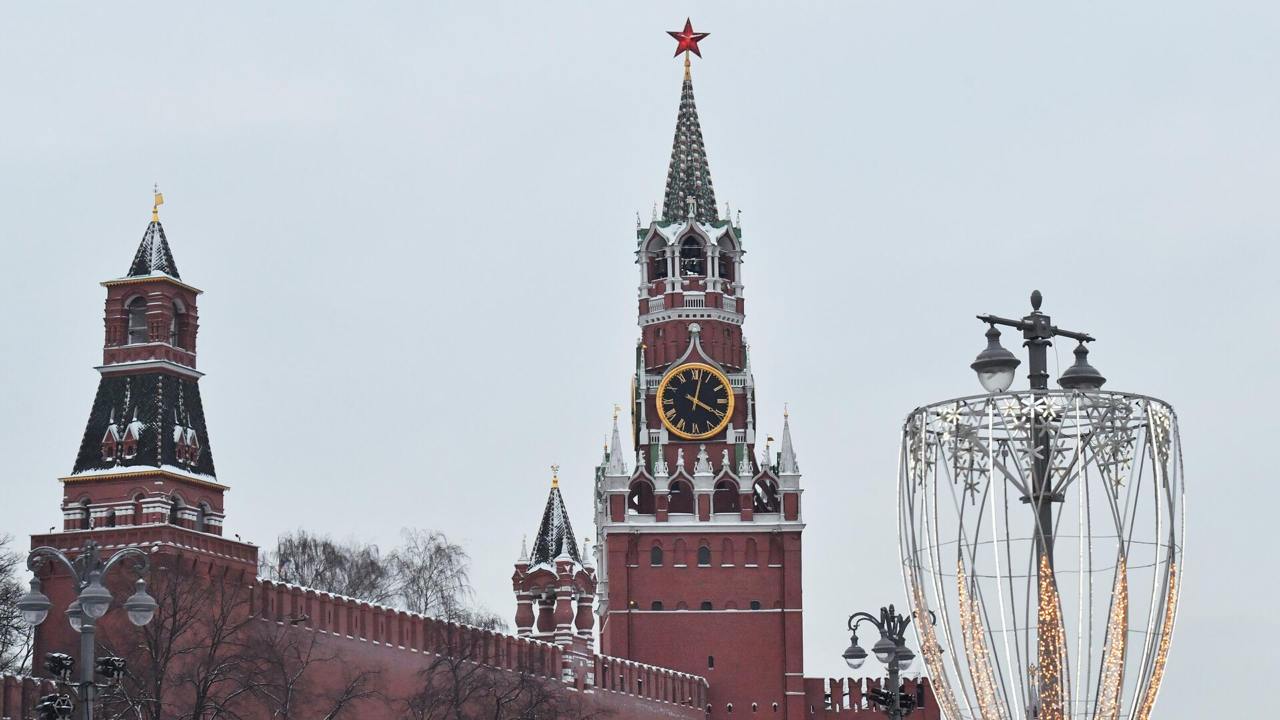 Москва входит в пятерку самых популярных внутренних направлений этой зимой – туроператоры  «По сводным данным ведущих туроператоров, продающих туры по России, количество туристов, бронирующих туры и отели в РФ на зимний сезон 2024–2025 годов  заезды в период 15 октября по 15 марта , выросло в среднем на 6% по сравнению с тем же периодом 2023 года. <…> Исходя из агрегированных данных туроператоров с учетов веса игроков на рынке, топ–5 наиболее популярных направлений у внутренних туристов в этом зимнем сезоне не показал значимых отличий от прошлых лет», – сказали в пресс-службе.  Отмечается, что на первом месте – Краснодарский край с 32%, на втором – Кавминводы с 19%, на третьем – Подмосковье с 10%, на четвертом – Москва с 9%, на пятом – Санкт-Петербург с 8%.  Как ранее сообщали «Известия», этой осенью также значительно увеличилась туристическая популярность дальневосточных регионов России.