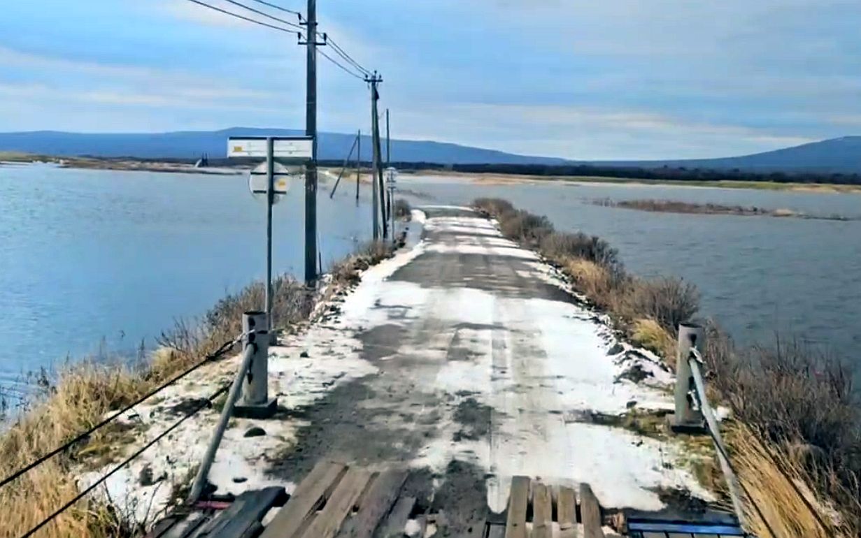 Администрация Курильского округа объяснила кто виноват в затоплении дороги на Итурупе На минувшей неделе в местные СМИ обратились сотрудники завода ЛРЗ Рейдовый Островитяне вынуждены с риском для жизни добираться до села из за регулярного затопления единственной дороги После публикации жалобы в администрации Курильского муниципального округа сообщили что проблемная дорога находится в федеральной собственности и не подведомственна местным властям Также в комментарии властей говорится что по дороге в направлении ЛРЗ Рейдовый нет населенных пунктов В мэрии заявили что вопрос взят на контроль Собственнику дороги ФГБУ Главное бассейновое управление по рыболовству и сохранению водных биологических ресурсов направили рекомендации по повышению уровня дорожного полотна Также местные власти направили письмо в ОМВД России по Курильскому району с требованием принять меры Причиной подтоплений названо замывание устья реки Аргунь во время штормов рассказали в gazeta km   Подписаться на нас Telegram I MAX Прислать нам новость Sakhonlinebot