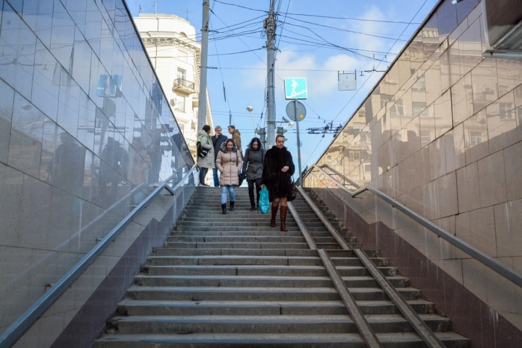 Подземные переходы в центре Ростова закроют во время парада Победы Во время парада Победы в центре Ростова закроют подземные пешеходные переходы. Об этом сообщила пресс-служба администрации города. Такие меры приняты в целях безопасности на период проведения парада Победы 9 Мая. Подземные пешеходные переходы по ул. Большой Садовой и ул. Советской на участках от пл. К. Маркса до пр. Ворошиловского будут закрыты с 23:00 8 мая до 13:00 9 мая. Напомним, завтра перекроют дороги в центре города с 06:00 до 14:00. Подписаться на "Новости Ростова" Прислать новость