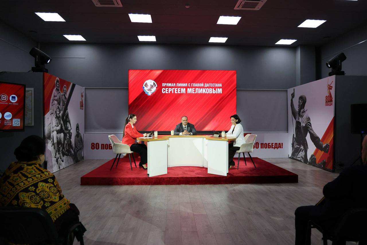 Сергей Меликов поручил мэру столицы взять на контроль вопрос по благоустройству дворовой территории Поступил вопрос к главе региона Сергею Меликову от жительницы дома на ул Лаптиева г Махачкала Здравствуйте уважаемый Сергей Алимович Обращаюсь к Вам от имени жильцов нашего дома с глубоко волнующим их вопросом Дело в том что по адресу проживают люди с ОВЗ незрячие пожилые люди и дети и дворовая территория находится в совершенно непригодном состоянии Никогда за мои 31 год жизни она не благоустраивалась Я имею родителей инвалидов по зрению для них нет даже минимальных ориентиров Большая просьба взять вопрос благоустройства нашего двора под личный контроль Должен признаться что к сожалению даже не знал что в городе есть дома в таком состоянии Не хочу давать резких обещаний но вы сами видите какая работа проводится в городе при Салавове Хочу попросить его взять этот вопрос под контроль Если для этого понадобятся какие то дополнительные средства и помощь республиканского уровня мы такую помощь окажем ответил Меликов