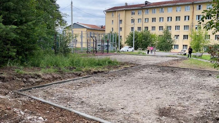 В областном центре обустраивают новые спортивные объекты в разных районах города. В Лисихинском парке завершается строительство современного скейт-парка. На улице Карпинской, 21/1 ведется обустройство спортивного городка с навесом. В Каштаковской роще в этом году появится полноценная полоса препятствий, которая будет изготовлена с учетом всех необходимых требований для сдачи норм ГТО. – Развитие спортивной инфраструктуры – один из наших ключевых приоритетов. Новые площадки не просто заполняют пустующие территории, но и создают точки притяжения для молодежи, формируют здоровые привычки у подрастающего поколения. При строительстве мы учитываем запросы жителей, чтобы у каждого была возможность найти занятие по интересам, – подчеркнул мэр Иркутска Руслан Болотов. Администрация Иркутска продолжает работу по созданию новых спортивных площадок в разных районах города. В ближайшее время планируется ввод в эксплуатацию 15 объектов, что позволит расширить возможности для занятий спортом и активного отдыха жителей.