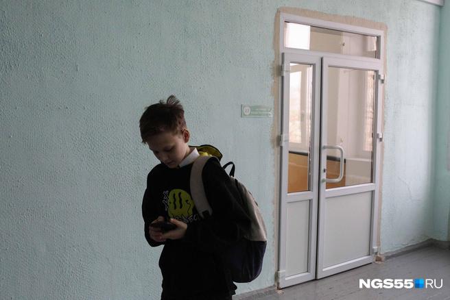 В школе 86 восьмиклассник ударил электрошокером одноклассника Об этом обеспокоенные родители рассказали в паблике Апасная школа Омск во ВКонтакте По их словам ребенка увезли в больницу В мэрии города рассказали подробности произошедшего Оказалось что школьник сам принес электрошокер в образовательное учреждение На перемене он решил его рассмотреть и случайно задел им одноклассника В школе проведен внеплановый инструктаж для сотрудников а также беседы с обучающимися о правилах безопасного поведения во время пребывания в образовательном учреждении и о личной безопасности Охранные услуги по обеспечению безопасности обучающихся и сотрудников школы 86 предоставляет частная охранная организация Алмаз в обязанности которой входит внутриобъектовый и пропускной режим на объекте образовательного учреждения отметили в администрации Омска Кроме этого случившемся заинтересовался региональный Следком Ведомство организовало проверку NGS55 теперь в MAX