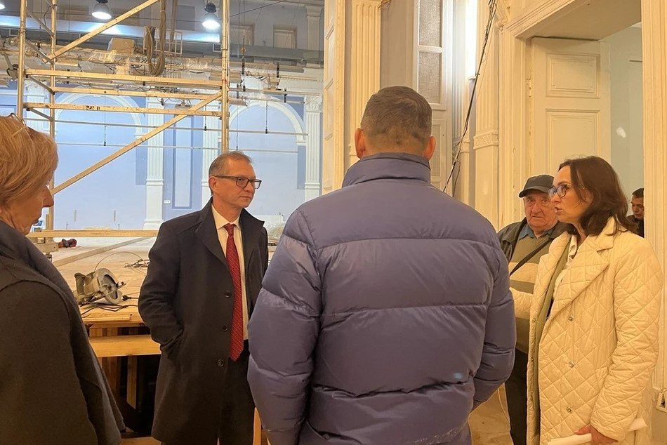 В рамках национального проекта Семья завершается капитальный ремонт здания концертного зала Иркутской областной филармонии на улице Ленина На сегодняшний день все основные работы уже выполнены проводится внутренняя отделка помещений Об этом сообщает пресс служба правительства Иркутской области Накануне объект посетил заместитель председателя регионального правительства Андрей Южаков Он рассказал что здание памятник культуры регионального значения а потому за его ремонтом пристально следят все необходимые службы Особое внимание уделяется сохранению архитектурных и художественных элементов говорит Андрей Южаков Во время ремонта потребовались дополнительные работы сначала на крыше потом в концертном зале что сдвинуло сроки его окончания Подрядные организации попросили управиться в срок до 1 декабря Напомним что ремонт этот начался в мае В надлежащее состояние приведены чердачные перекрытия крыша конструкции купола и фасадов В доме памятнике заменили электрику и коммуникации В самом зале укрепили фундамент заменили пол под сценой установили новые несущие балки В настоящее время уже восстановлены потолки Известно также что гардеробная будет усовершенствована и станет более удобной появится туалет для маломобильных иркутян Пока в здании филармонии идет отделка музыканты фи проводят выездные концерты а репетируют в здании культурно досугового центра Художественный