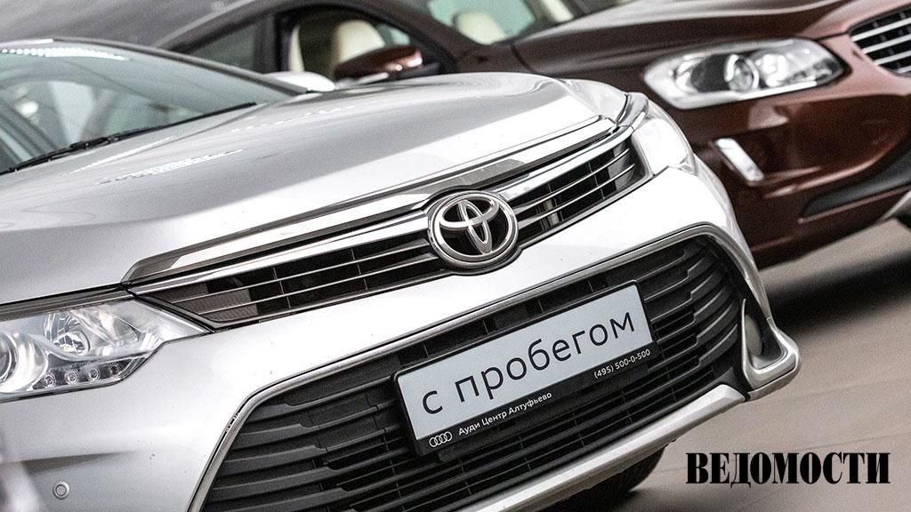 Среди иномарок на вторичном рынке лидирует Toyota на нее приходится каждый десятый подержанный автомобиль сообщил директор аналитического агентства Автостат Сергей Целиков 25 1 на вторичном рынке приходится на продукцию АвтоВАЗа Ни одна китайская марка в топ 15 вторичного авторынка пока не входит Суммарно доля китайских машин всего 4 4 рынка Всего за 10 месяцев 2025 года на вторичном рынке было перепродано немногим более 5 млн легковых автомобилей с пробегом Подпишитесь на Ведомости