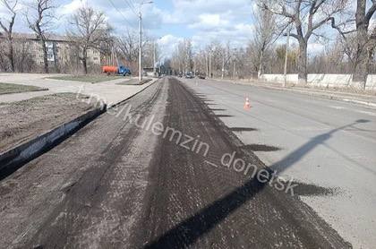 В Кировском районе Донецка приступили к асфальтированию дорог  В рамках народного голосования местные жители отдали свои голоса за первоочередной ремонт дорожного покрытия по улице Петровского. Там уже начались работы по фрезеровке покрытия. Об этом сообщил глава городского округа Алексей Кулемзин.