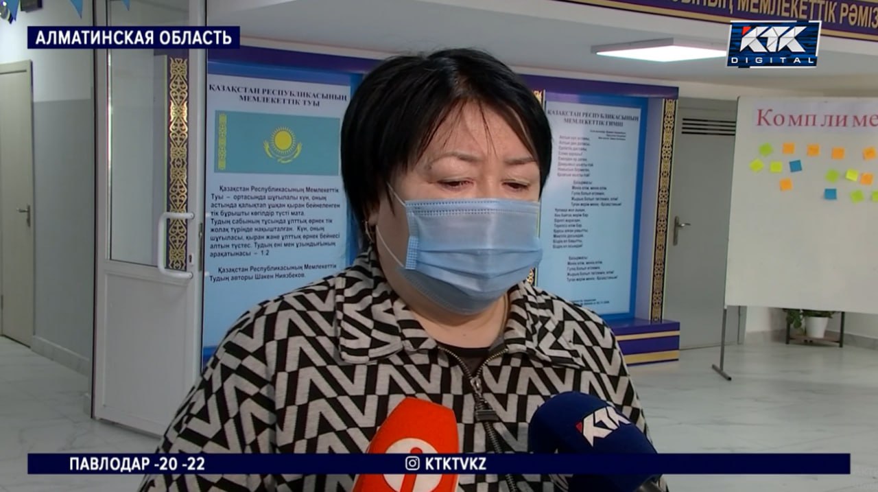 Умер на уроке стали известны новые подробности смерти школьника в Каскелене 21 января девятикласснику стало плохо в школе после первого урока медики не успели спасти его Телеканал КТК выяснил подробности трагедии По словам директрисы средней школы имени Каныша Сатпаева Рысбуби Дуйсебаевой подростку стало плохо внезапно Он пожаловался на головокружение и тошноту Рядом находилась его бабушка которая работает в этой же школе учителем Администрация сразу вызвала скорую Медики приехали быстро и начали проводить реанимацию но спасти школьника не смогли Он скончался на месте Результаты судебно медицинской экспертизы показали у подростка отёк мозга и кровоизлияние в мозг Дети рассказали что у него кружилась голова и его тошнило Только по результатам судмедэкспертизы уже стало ясно что у него произошло кровоизлияние в мозг поделилась Дуйсебаева Она добавила что девятиклассник хорошо учился занимался спортом и не участвовал в конфликтах Это стало тяжёлым ударом для семьи одноклассников и учителей Школа оказывает психологическую помощь детям и педагогам сообщили в отделе образования Фото кадр из видео t me orda kz