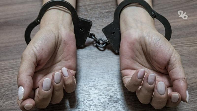 Жительница Труновского округа предстанет перед судом за издевательства над детьми По версии следствия, с декабря 2024 года по январь 2025 года женщина не кормила и била своих троих детей. 8 января тётя обнаружила 4-летнего племянника в тяжёлом состоянии и вызвала скорую. Мальчик был истощён и избит. Детей изъяли из семьи. Вред здоровью мальчика медики оценили как тяжкий, а двум его сёстрам — средней тяжести. Уголовное дело в отношении женщины направили в суд для рассмотрения по существу.