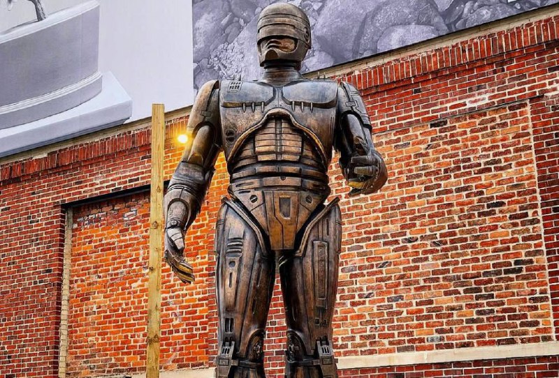 В Детройте установили памятник Робокопу Статую создавали пять лет и еще 8 лет не могли поставить в городе Она установлена на территории киностудии Free Age veraafanasyeva