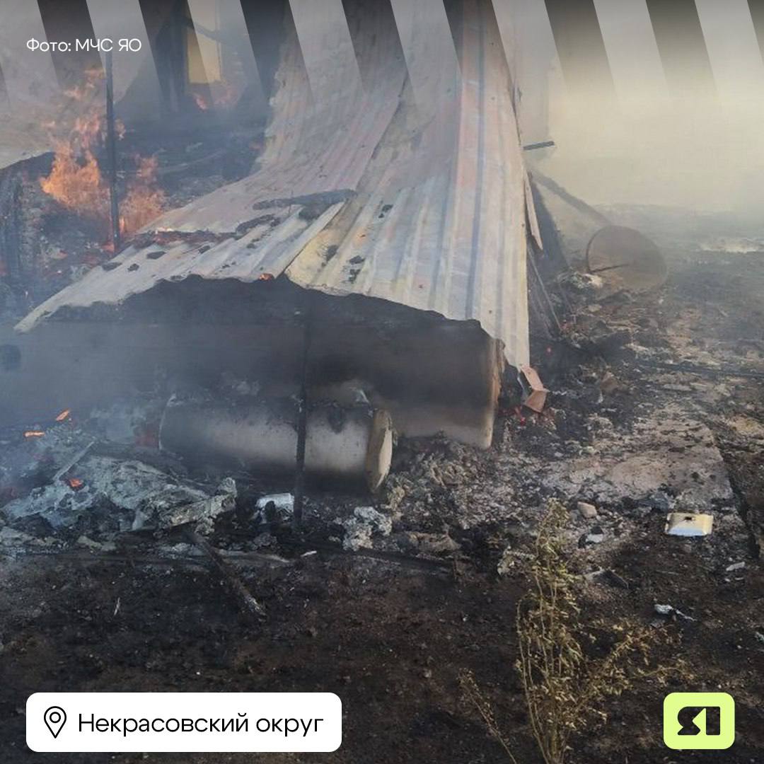 Молодой человек пострадал при пожаре в Некрасовском округе  ЧП случилось сегодня. В селе Малые Соли загорелся частный дом. К моменту прибытия спасателей пламя охватило строение на площади 100 квадратных метров. К сожалению, пострадал 17-летний молодой человек.   Предварительно, причиной пожара стал аварийный режим работы электросети, рассказали в региональном МЧС.    Подписаться   Прислать новость