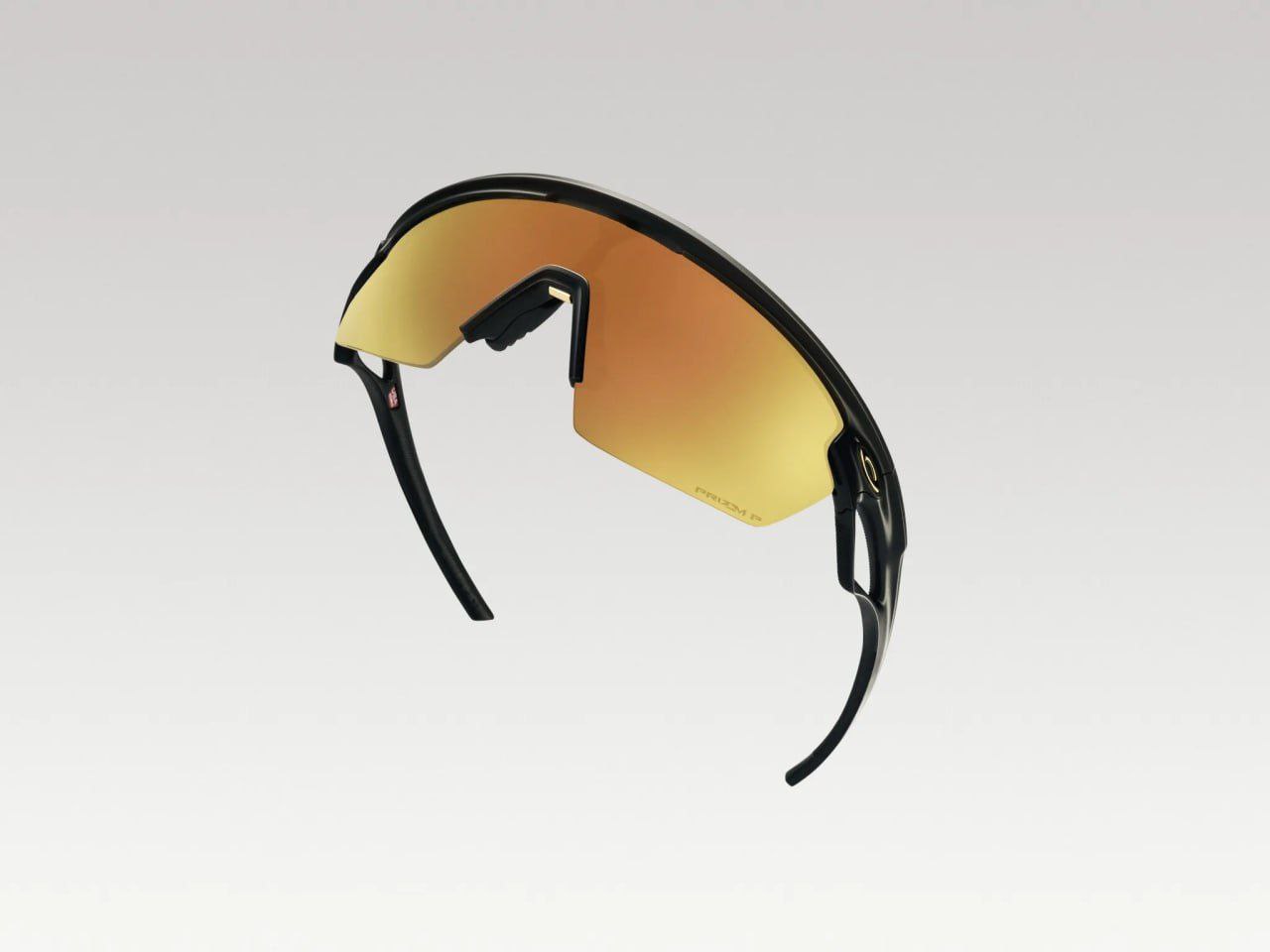 Meta и Oakley тизерят совместный запуск 20 июня На Instagram появилась новая верифицированная страница "Oakley Meta", где опубликован тизер совместного запуска с Meta, намеченного на 20 июня. Видео также появилось на официальных страницах Oakley и Meta, а Марк Цукерберг лично репостнул его. По информации Марка Гурмана из Bloomberg, ранее в этом году сообщалось, что Meta готовит умные очки Oakley с камерой по центру, ориентированные на велосипедистов и других спортсменов. В отличие от более универсальных Ray-Ban Meta, в которых камера встроена в дужку, новая модель будет заточена под активное использование. компания Meta признана экстремистской на территории России