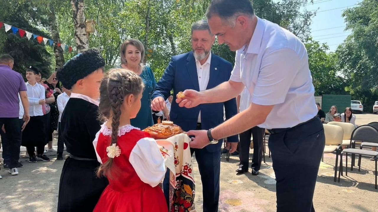 На Ставрополье прошла церемония посвящения в казачата В преддверии Дня России в МБОУ СОШ № 8 села Горнозаводского в торжественной обстановке прошло «Посвящение в казачата» учащихся 2 - а, 3 - б, 5 - а классов. Ребята очень готовились к этому важному в их жизни моменту, подготовили песни, показали фланкировку и произнесли торжественную присягу беречь Отчизну, веру и справедливость. Заместитель министра по национальной политике и делам казачества Арсен Жиров совместно с главой Кировского МО Николаем Новопашиным, начальником ОМВД по Кировскому району полковником полиции Константином Иванниковым и благочинным церквей Кировского МО иереем Александром Гординым приехали поддержать юных казачат и дали напутственное слово. Мероприятие объединило ребят разных национальностей, став результатом плодотворной деятельности педагогов, родителей и учащихся по укреплению традиционных духовно-нравственных ценностей. Украшением праздника, несомненно, стал образцовый ансамбль «Станичники», которому подпевали все гости. В заключении мероприятия был проведён круглый стол, где обсудили перспективы развития национальной политики в Кировском округе. А гостей и новоиспечённых казачат заботливые старшие казаки Свято-Георгиевского хуторского казачьего общества ПРКО СОКО ТВКО угостили вкусной казачьей кашей. #Ставрополье #миннацСК #казаки #stavtradition