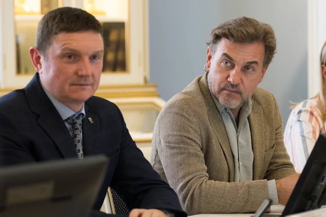 Проблема безбилетников на общественном транспорте давно стала головной болью для перевозчиков. «Зайцы» лишают транспортные компании части доходов и эти потери никто не компенсирует. Статистика по таким нарушениям в Санкт-Петербурге только растет: в 2024 году выявлено без малого 15 тыс. нарушений, когда как в 2023 чуть больше 11 тыс. Разумеется, вопрос об увеличении штрафов за безбилетный проезд давно назрел. И сегодня на Комиссии по транспорту и развитию транспортной инфраструктуры поддержали проект соответствующего закона- штраф за безбилетный проезд увеличивается до 1500 руб., штраф за проезд без подтверждения льгот увеличивается до 1000 рублей. Однако возникает другая сложность - правоприменение. Часто нарушители отказываются предъявлять паспорт, а контролеры не всегда имеют возможность вызвать сотрудников полиции. К тому же численность контролирующих лиц недостаточна. Как обеспечить максимальную собираемость платы за проезд и эффективность борьбы с «зайцами»? Это вопрос прежде всего к нам, к законодателям. Изучаем региональный и международный опыт, прорабатываем лучшие практики. А какой способ борьбы с «зайцами» на транспорте Вы считаете наиболее эффективным? Дмитрий Павлов ЗакСобрание