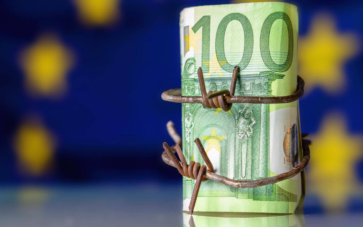 Euroclear потерял четверть доходов от замороженных российских активов Доходы крупнейшего европейского депозитария Euroclear полученные от замороженных российских активов в прошлом году составили около пяти миллиардов евро Этот показатель оказался на 26 процентов ниже чем годом ранее Снижение напрямую связано с общей динамикой процентных ставок которые после резкого роста в предыдущие периоды начали корректироваться Таким образом финансовый эффект от удержания российских средств для самого депозитария оказался менее значительным чем ожидалось ранее несмотря на сохраняющийся огромный объём заблокированных активов По итогам 2025 года значительная часть этих доходов была и будет перераспределена в пользу европейского фонда поддержки Украины Общая сумма такого перераспределения составляет 3 343 миллиарда евро Подписаться на Pravda ru