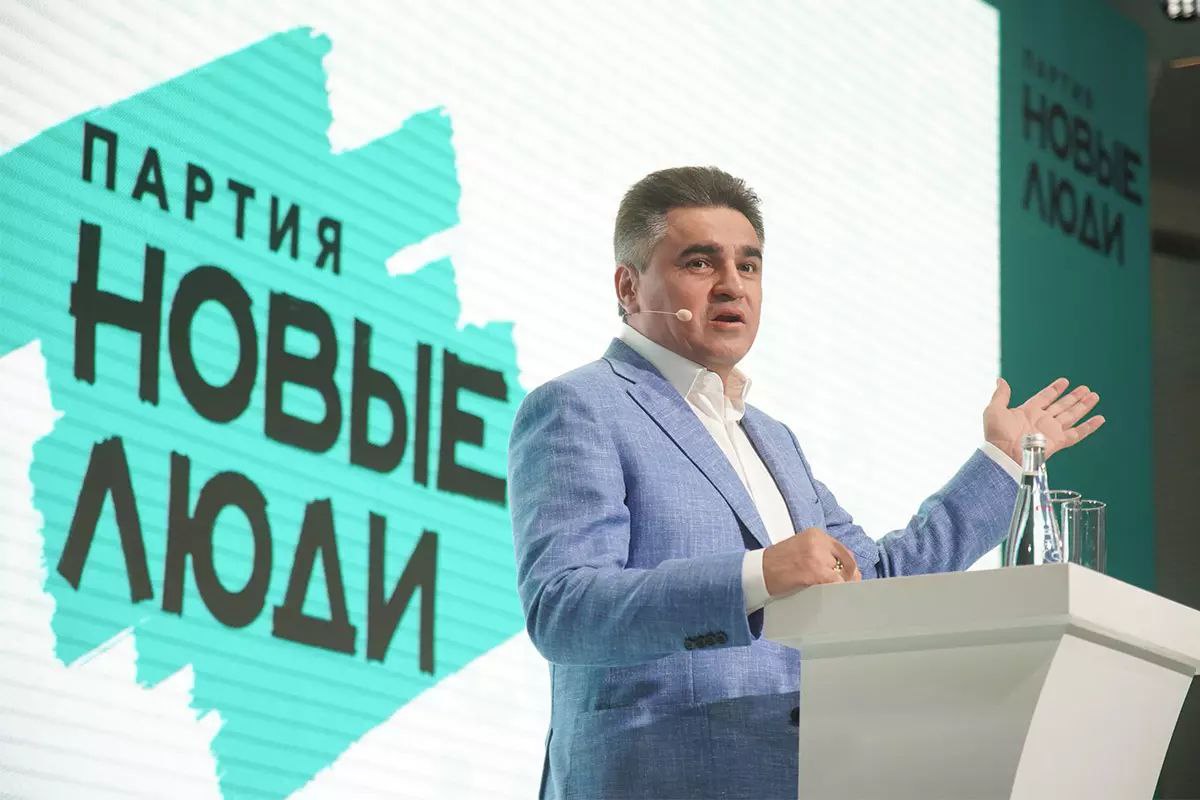 Депутаты от фракции "Новые люди" предложили уведомлять о магнитных бурях через "Госуслуги". Парламентарии считают, что подписка на уведомления может быть добровольной, а технически ее можно реализовать через sms, push-уведомления или электронные письма. Всё о народе думают, а народ не благодарный Смешной Политик