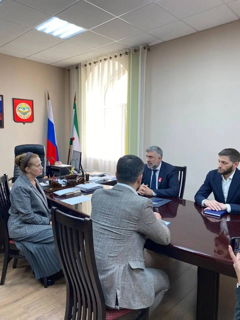 Выпускники ИнгГУ смогут устроиться на работу в подразделение Газпрома Ректор Ингушского госуниверситета Фатима Албакова и гендиректор акционерного общества «Газпром газораспределение Назрань» Альберт Льянов подписали соглашение о сотрудничестве, сообщили газете «Ингушетия» в пресс-службе вуза. Суть документа заключается в установлении партнерских отношений между учебным заведением и газовой компанией. Это сотрудничество направлено на обеспечение трудоустройства выпускников университета, а также на расширение образовательных программ, включая подготовку специалистов по техническому обслуживанию газовых сетей и других элементов распределительных систем. Уже в текущем году студенты, получившие образование в области нефтегазового дела и технического обслуживания электронных приборов и устройств, смогут претендовать на вакансии в подразделении Газпрома. Стороны выразили уверенность, что их совместная деятельность приведет к повышению качества подготовки квалифицированных инженерных кадров и внесет вклад в научно-техническое развитие республики. ПОДПИСАТЬСЯ ПРЕДЛОЖИТЬ НОВОСТЬ