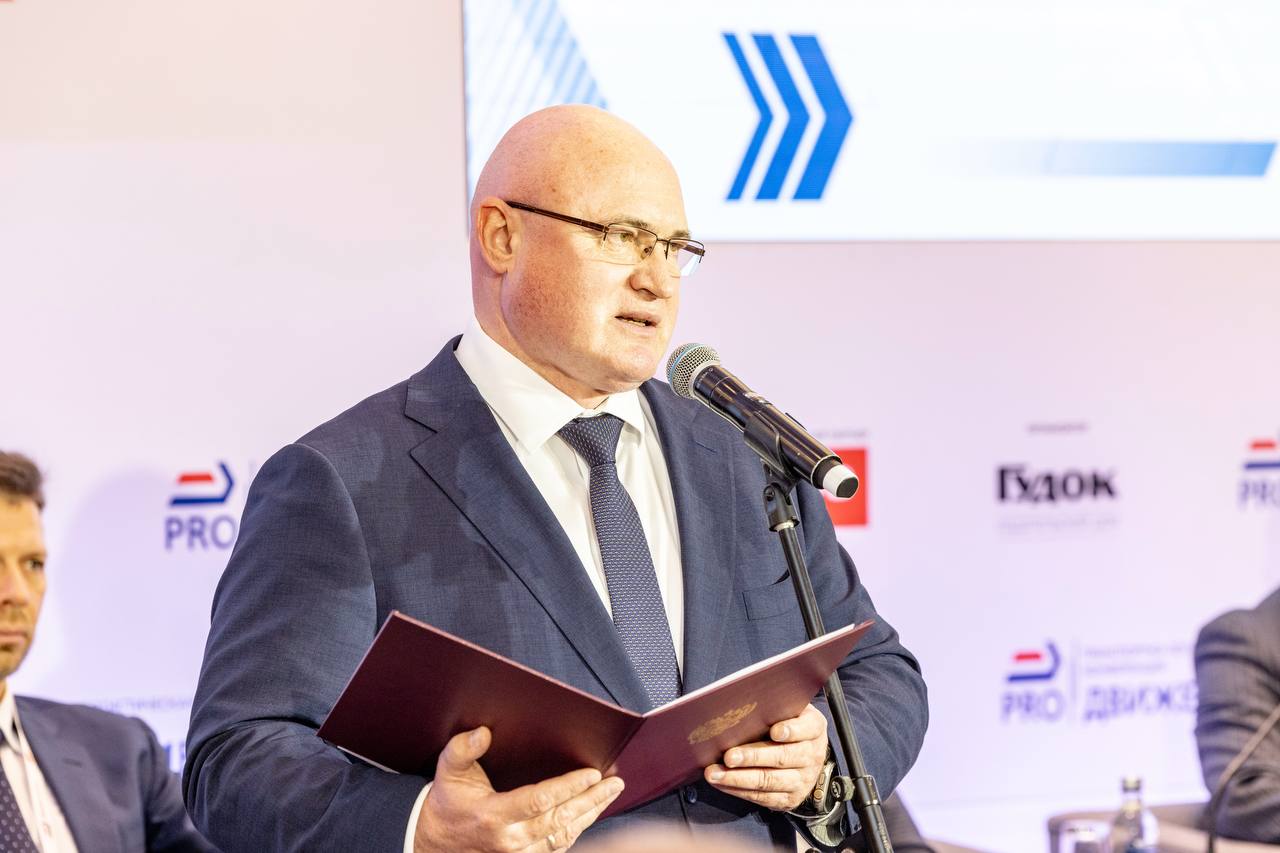 Транспортно-логистическая конференция «PRO Движение.Восток» Первый заместитель Председателя Правительства Приморского края Виталий Блоцкий обратился с приветственным словом к участникам конференции. По его словам, сегодня «время ставит новый глобальный вызов» в части повышения объёмов интенсивности грузовых перевозок, обеспечению бесперебойности логистических маршрутов, быстрых безопасных пассажирских сообщений. «Сегодняшнее мероприятие позволит всем заинтересованным сторонам наладить полноценный диалог, усилить понимание в общих задачах, сформировать основу дальнейшего сотрудничества, что будет способствовать полному и скорейшему исполнению намеченных планов. Уверен, что конференция «PRO//Движение.Восток» позволит обсудить пути сотрудничества между всеми участниками процесса для повышения эффективности решения задач по развитию транспортной системы Дальнего Востока», — отметил он. #PROДвижение_Восток Фото: Алексей Жуланов/ДВЖД