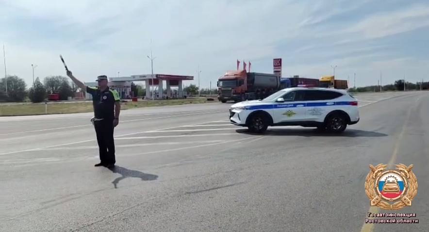 Движение на трассе Ростов-Волгодонск ограничено из-за масштабного пожара  На участке автодороги между Ростовом и Волгодонском введено временное ограничение движения. Причина — интенсивное горение сухой растительности по обочинам трассы. К ликвидации возгорания привлечены экстренные службы. Сообщает пресс-служба ГИБДД по Ростовской области.   Для водителей организованы альтернативные маршруты:  При движении из Ростова в Волгодонск рекомендован объезд через посёлок Зелёная Горка  дополнительные 120 км   В обратном направлении следует двигаться через Крутобережный  Мартыновский район , что увеличит путь на 132 км  Дорожные службы призывают автомобилистов заранее планировать маршрут и следовать указаниям регулировщиков.