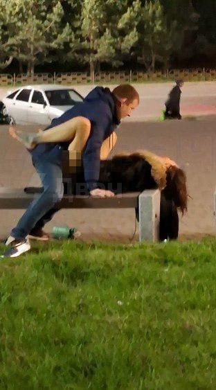 Прохожий изнасиловал полуголую пьяную девицу, которая лежала на лавочке рядом с коктейлями В красноярском Сосновоборске возле ТЦ «Лето» мужчина бесцеремонно расстегнул ширинку и насадил незнакомку на член. Очевидцы были в шоке. После секса к насильнику подошёл местный житель и начал отчитывать его, крича на всю улицу: «Это не означает, что её надо е ать!». Виновник утверждал, что она «всё равно пьяная». Подала ли девушка заявление об изнасиловании — пока неизвестно.