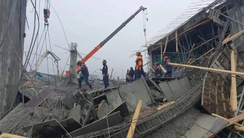 На месте происшествия развернут оперативный штаб Об этом сообщили в Правительстве Сахалинской области На месте обрушения строящегося здания в Южно Сахалинске работают 2 крановые группы также в скором времени будут подключены световые башни Сейчас спасатели занимаются разбором металлической конструкции Сложности возникают из за большого количества сырого бетона Рассматриваются варианты размытия бетона водой   Подписаться на нас Telegram I MAX Прислать нам новость Sakhonlinebot