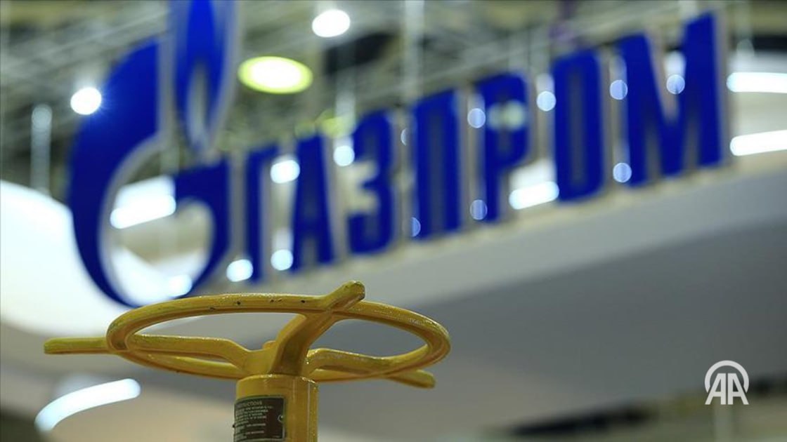 По газопроводу «Сила Сибири» в Китай поставлены первые 100 миллиардов кубометров российского газа. Об этом сообщил председатель правления российского энергетического холдинга «Газпром» Алексей Миллер. «По газопроводу «Сила Сибири» в Китай поставлены первые 100 миллиардов кубометров российского газа из более чем триллиона, предусмотренного крупнейшим газовым контрактом за всю историю отрасли. Это только начало большого пути. Контракт действует до середины 2049 года. А в 2027 году начнутся поставки в Китай российского газа по второму трубопроводному маршруту – «дальневосточному», - сказал Миллер, слова которого приводит пресс-служба российского холдинга. Он отметил, что партнерство России с Китаем основано на взаимном доверии и общем стремлении к развитию и процветанию. «Как говорят наши китайские коллеги: чем дружба дольше, тем она крепче. Такие проекты, как «Сила Сибири» и «дальневосточный» маршрут, – это больше, чем поставки чистой энергии. Это прочная связь между нашими странами и народами, это взаимовыгодное сотрудничество на долгие-долгие годы вперед», - указал председатель правления российского энергетического холдинга. Поставки российского газа в Китай по газопроводу «Сила Сибири» начались в 2019 году в рамках долгосрочного Договора купли-продажи газа между «Газпромом» и китайской компанией CNPC. Ежегодно, начиная с 2020 года, поставки идут с превышением годовых контрактных обязательств «Газпрома». 1 декабря 2024 года – по просьбе китайских партнеров на месяц раньше изначального срока – суточные поставки по газопроводу «Сила Сибири» были выведены на максимальный контрактный уровень. С этого момента было зафиксировано три новых исторических рекорда суточных поставок газа в Китай по «Силе Сибири». По итогам 2024 года прирост трубопроводных поставок «Газпрома» составил более 35% и обеспечил покрытие около четверти дополнительного спроса на газ в Китае. 24/7 в сутки с Агентством «Анадолу»