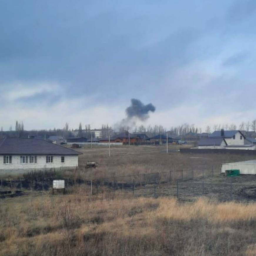 В Губкинском округе после атаки беспилотников заметили облако черного дыма.   Причина появления дыма пока неизвестна.  Обновлено в 11:24: по словам губернатора Белгородской области, система ПВО сбила над Губкинским округом несколько вражеских беспилотников. Также Гладков сообщил о «задымлении автомобиля».