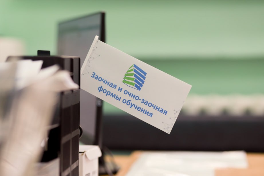В Хабаровском крае 4 вуза объявили дополнительный прием на бюджет  Приемная кампания продолжается в АмГПГУ, ДВГУПС, ДВФ РГУП и ТОГУ. Абитуриенты, не прошедшие по результатам основного этапа, могут подать документы повторно и получить шанс поступить на бюджетное место.  – Более 125 тыс. заявлений подано в вузы края выпускниками школ из 30 регионов. На бюджетные места зачислено 5042 абитуриента. Продолжается набор на бакалавриат и в магистратуру, – отметил министр образования и науки края Алексей Мокрушин.  Дополнительный прием продлится до 20-х чисел августа. Важно следить за сайтами вузов, так как именно там публикуются списки оставшихся мест и сроки подачи документов.   ‍  Для удобства также работает суперсервис «Поступление в вуз онлайн» на базе портала Госуслуги.