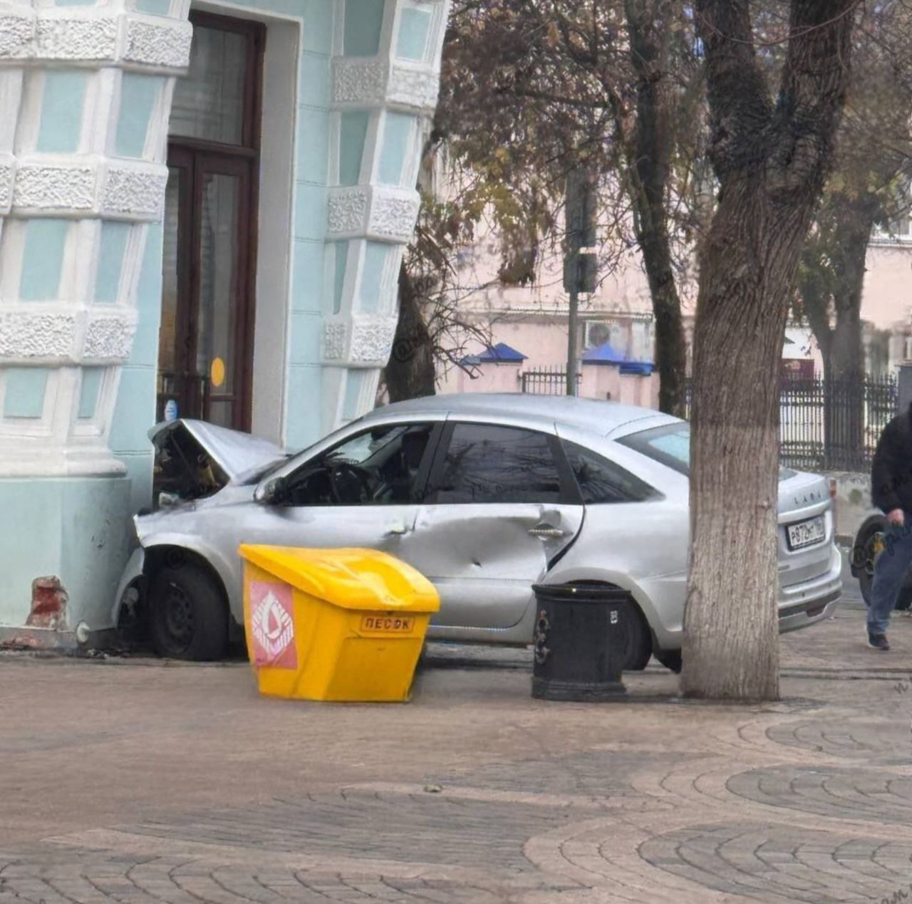 В Краснодаре автоледи за рулем «Лады» врезалась в здание музея им. Коваленко  22-летняя водитель ехала по ул. Красной и при повороте на Советскую не справилась с управлением. Легковушка залетела на тротуар и въехала в музей.   : kuban24   Подписаться.