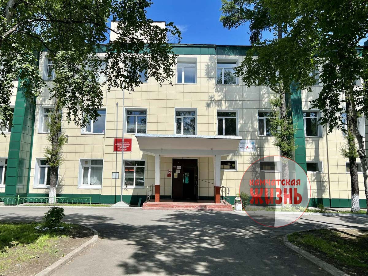 На Камчатке после урока физкультуры умерла 15 летняя школьница Девочке неожиданно стало плохо во время урока в елизовской школе 2 На место событий прибыли медики скорой школьницу увезли в реанимацию но спасти ее не удалось Информацию о трагедии подтвердили в краевом краевом Минздраве Что стало причиной трагедии будет известно после проведения медицинской экспертизы заявили в министерстве Делитесь с нами фото видео историями и новостями