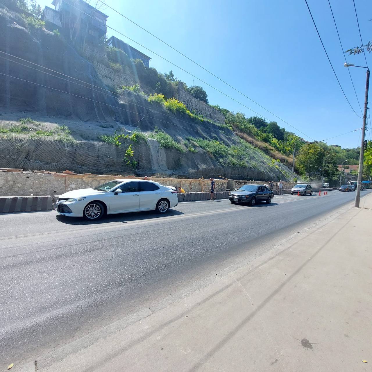 ДТП с участием трёх автомобилей на ул. Героев Севастополя  По предварительной информации Госавтоинспекции, сегодня в 10 часов 35 минут в районе дома № 36 по ул. Героев Севастополя, 58-летний водитель автомобиля Renault неправильно выбрал дистанцию до впереди движущегося автомобиля Тoyota Corolla и произвёл столкновение. После удара «японка» продолжила движение прямо и столкнулась с движущимся впереди автомобилем Toyota Camry.  В результате дорожно-транспортного происшествия 41-летняя женщина-водитель Тoyota Corolla и её 4-летний пассажир получили телесные повреждения.   В момент аварии ребёнок находился в детском удерживающем устройстве, был пристегнут ремнями безопасности, что позволило минимизировать травмы. Оба пострадавших доставлены в медицинские учреждения. В ходе проверки признаков опьянения у водителей не установлено.  По факту ДТП с пострадавшими Госавтоинспекция проводит проверку.