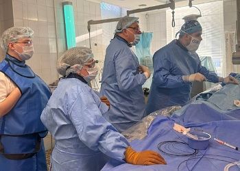 Уникальную операцию по закрытию дефекта межпредсердной перегородки полуторагодовалому ребенку провели в Клинике кардиохирургии Амурской государственной медицинской академии Манипуляцию с применением окклюдера выполнили главный врач Александр Коротких и доктор медицинских наук профессор врач по рентгенэндоваскулярным диагностике и лечению клиники МЕДСИ Москвы Александр Осиев Как рассказали в АГМА окклюдер это специальное устройство которое закрывает патологическое отверстие Раньше устранить дефект межпредсердной перегородки можно было только путем выполнения открытой операции Врачи при помощи специальных инструментов доставляют устройство в сердце через вену и закрывают им дефект При этом взрослым пациентам при таком вмешательстве не требуется даже общий наркоз во время операции они остаются в сознании ПОДРОБНЕЕ ПО ССЫЛКЕ