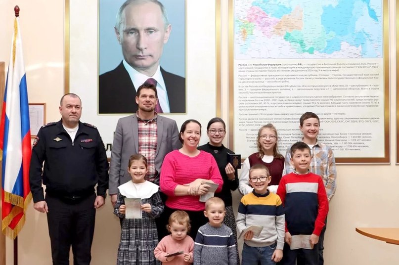 Многодетная семья канадцев, переехавшая в Нижний Новгород, получила разрешение жить в России  Благодаря указу Владимира Путина об оказании поддержки лицам, разделяющим традиционные ценности, семья Фейнстра из десяти человек в упрощённом порядке получила разрешение на временное проживание в РФ. Теперь их жизнь на новом месте станет немного проще.  Фермеры Аренд и Анисса Фейнстра и восемь их детей прибыли в Россию в конце декабря 2023 года по турвизе, но потом им предоставили временное убежище в РФ и подобрали участок земли в Нижегородской области. За прошедший год они дружным семейством построили дом, разбили огород, начали осваивать землю. В будущем Фейнстра планируют создать свое фермерское хозяйство и открыть магазин фермерских товаров. А также создать дополнительные рабочие места для тех, кто хочет заниматься сельским хозяйством. Подробнее об их планах в материале АиФ.  Фото: ТГ-канал губернатора Нижегородской области