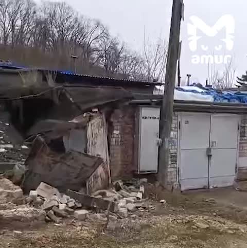 Обрушение крыш гаражей в Артёмовском: автомобили пострадали