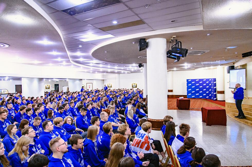 Путин отметил героические усилия молодогвардейцев по защите Родины Президент РФ Владимир Путин поздравил Молодую гвардию с 20 летним юбилеем отметив героизм активистов по защите Отечества Телеграмму главы государства зачитал секретарь генсовета Единой России Владимир Якушев на всероссийском слете активистов молодежного крыла партии в Москве передает корреспондент ДАН Особые слова благодарности молодогвардейцам которые сегодня на передовой плечом к плечу с боевыми товарищами героически защищают Отечество написал Президент Глава государства поблагодарил Молодую гвардию за помощь участникам и ветеранам СВО их семьям и жителям исторических регионов Представители Молодой гвардии плодотворно трудятся в органах власти в экономике и социальной сфере активно включаются в партийную работу Единой России в реализацию востребованных патриотических волонтерских благотворительных просветительских проектов подчеркнул Путин Глава государства уверен что молодежное крыло Единой России будет укреплять свой созидательный потенциал привлекать в свои ряды энергичную неравнодушную молодежь