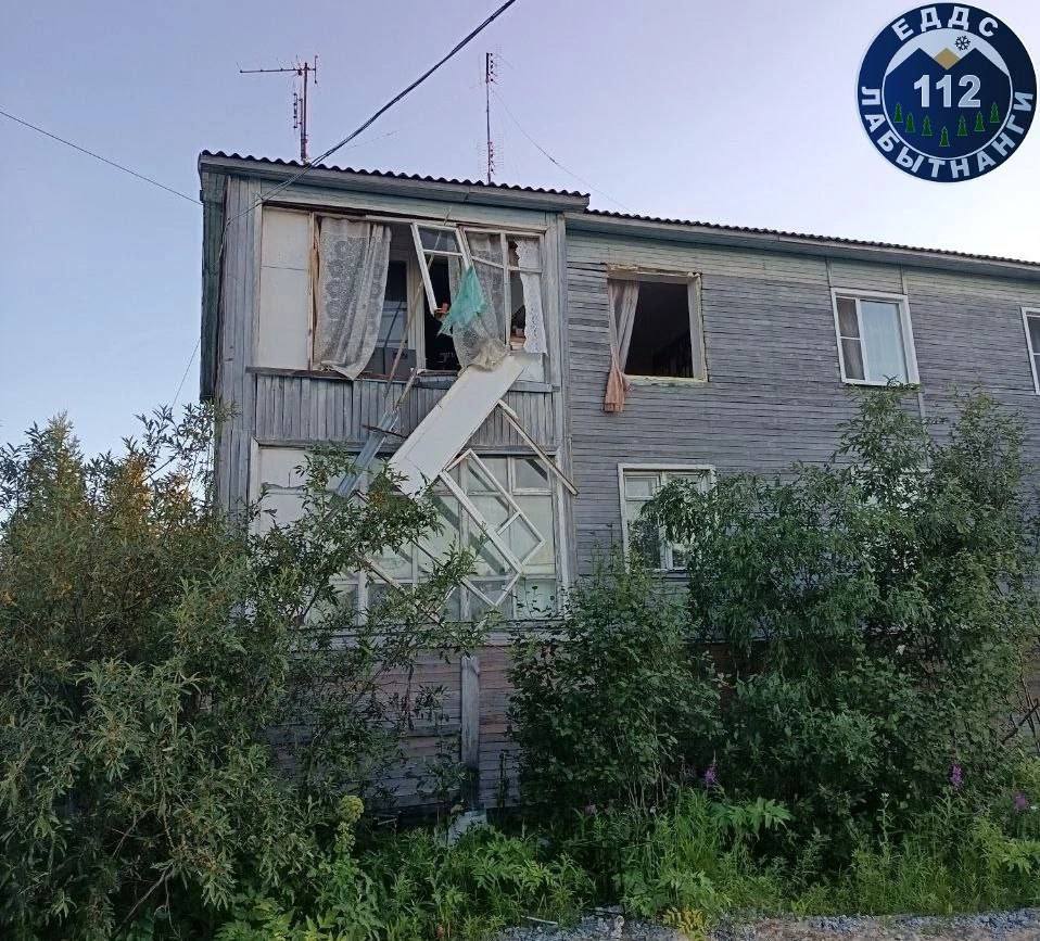 Газовый баллон взорвался в жилом доме в Лабытнанги Взрыв произошел в доме по адресу ул. Обская, 12б. Экстренные службы незамедлительно прибыли на место вызова. Известно, что в результате ЧП пострадало 3 человека. : ЕДДС Лабытнанги Подписаться Прислать новость Дать «буст»