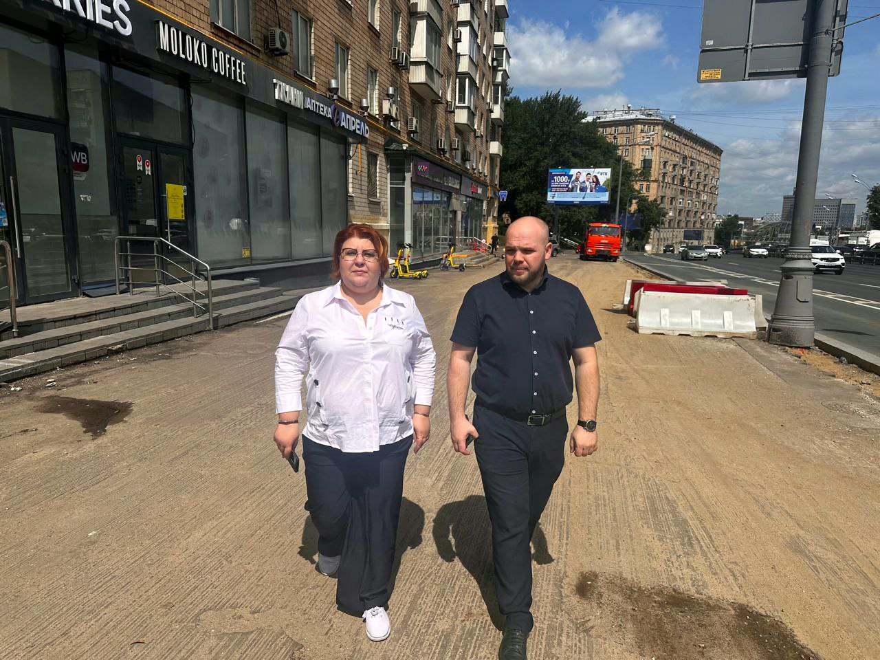Вместе с Заместителем главы Управы Донского района Антоном Владимировичем Ивановым прошли по Варшавскому шоссе и посмотрели, как ведутся работы по благоустройству. Уже в начале августа здесь появятся новые удобные тротуары, что сделает прогулки по району комфортнее и безопаснее.  Отдельно пообщалась с жителями — обсудили вопросы благоустройства, озеленения и содержания дворовых территорий.     Спасибо всем, кто делится своими предложениями и неравнодушно относится к родному району. Ваши замечания и идеи помогают делать #Донской район лучше!  #ВаршавскоеШоссе #Благоустройство #ОНМельникова