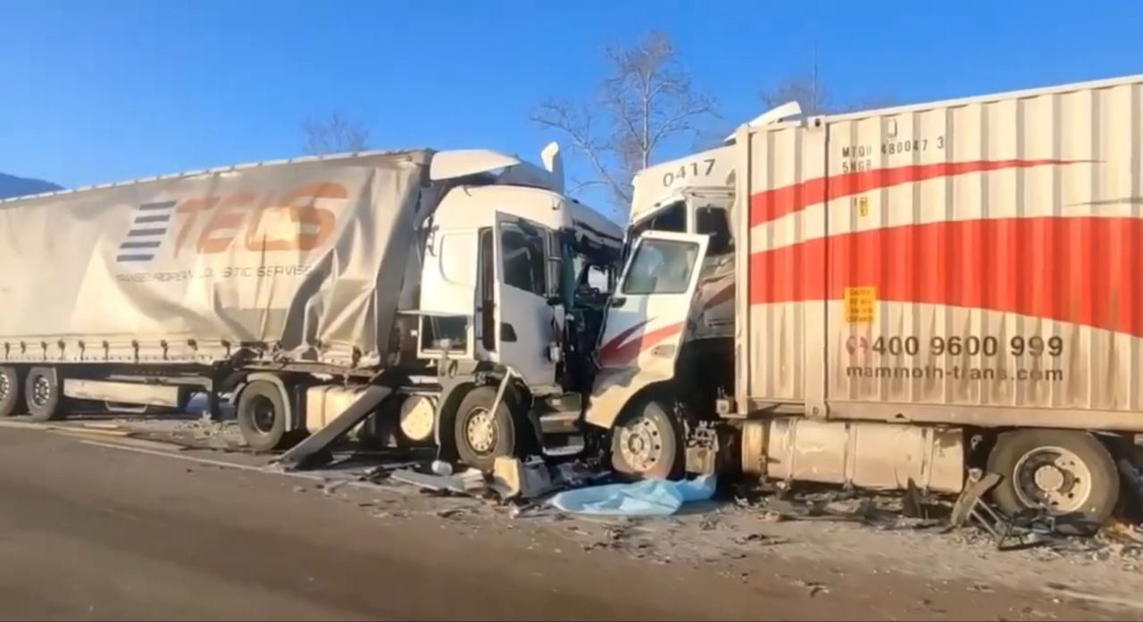 В Бурятии на трассе Байкал произошло смертельное ДТП с двумя грузовиками Около четырех часов ночи на 462 м километре автодороги Ф258 столкнулись два грузовых автомобиля 50 летний водитель автомашины ФАВ скончался на месте Второй участник ДТП управлявший грузовиком Скания с травмами был доставлен в больницу