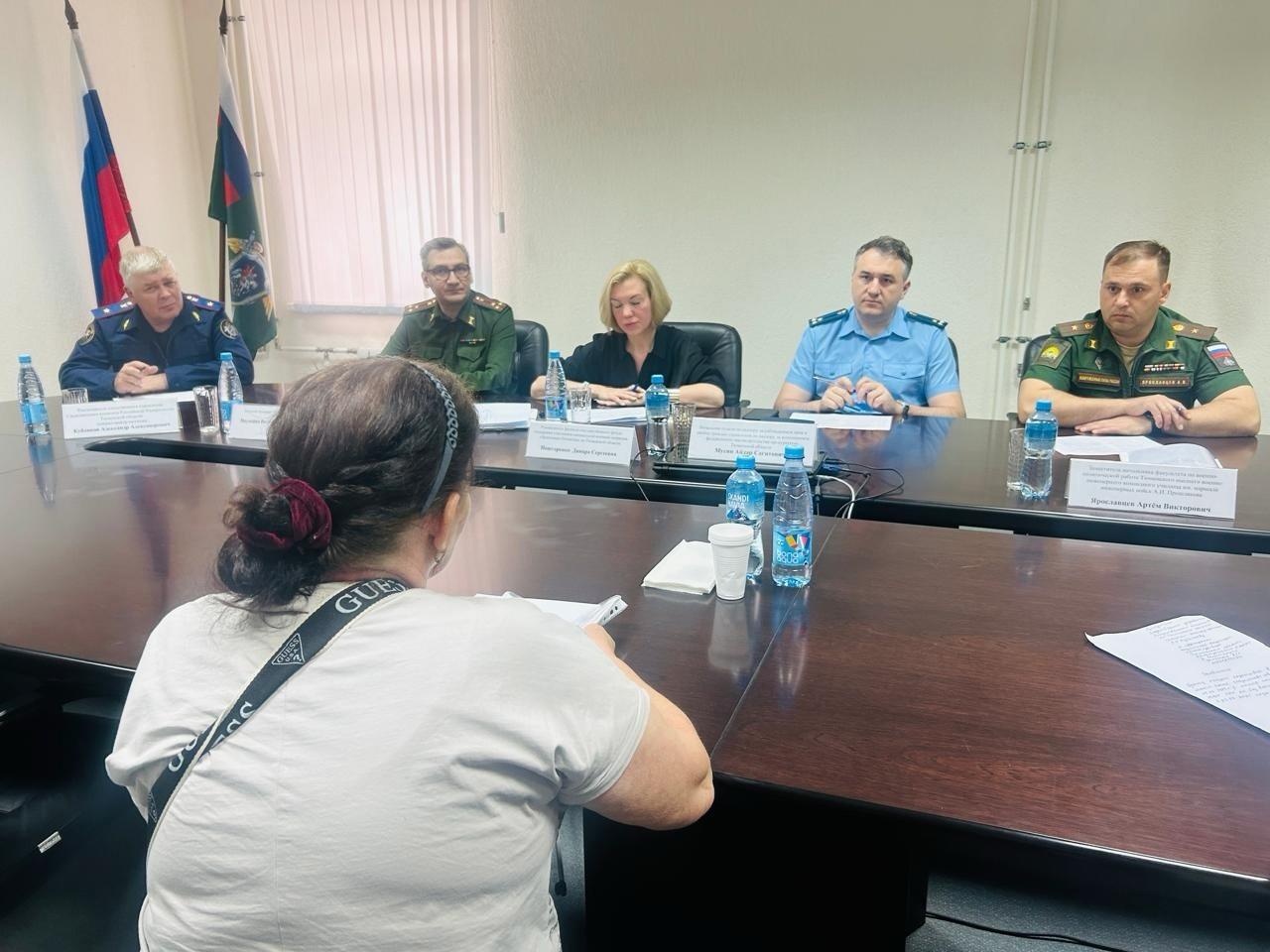 Руководитель СУ СК России по Тюменской области провел личный прием участников СВО и членов их семей Руководитель следственного управления Следственного комитета Российской Федерации по Тюменской области Александр Александрович Кубляков провел личный прием участников специальной военной операции и членов их семей. В мероприятии приняли участие представители военной прокуратуры, филиала государственного фонда поддержки участников специальной военной операции «Защитники Отечества» по Тюменской области, сотрудники отдела по надзору за соблюдением прав и свобод граждан управления по надзору за исполнением федерального законодательства прокуратуры Тюменской области и факультета по военно-политической работе Тюменского высшего военно-инженерного командного ордена Кутузова училища имени маршала инженерных войск А.И. Прошлякова. На прием обратились 13 участников СВО и членов их семей. Вопросы, озвученные в ходе приема, касались содействия в установлении местонахождения родственников, разъяснений по вопросам выплат, получения земельных участков, мер социальной поддержки и порядка оформления необходимых документов. По вопросам в рамках компетенции заявителям даны необходимые разъяснения. Руководителем следственного управления принят ряд письменных обращений, рассмотрение которых поставлено на контроль. Информационный центр СК России