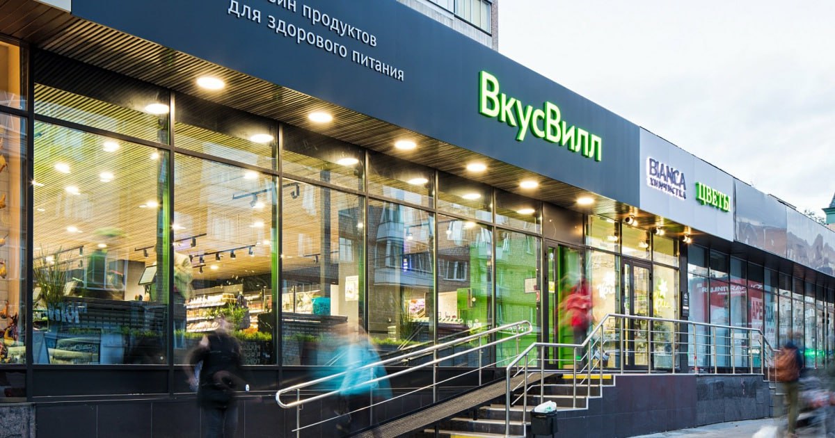  Ритейлер "Вкусвилл" зарегистрировал ООО "Кибершеф", говорится в данных ЕГРЮЛ. Компания учреждена для развития технологической инфраструктуры и цифровой трансформации бизнес-процессов. Гендиректором стал Дмитрий Апаршев, управляющий по IT "Вкусвилла". В рамках деятельности компании будет реализовываться комплекс мер по повышению операционной эффективности за счет внедрения передовых технологических решений, включая интеллектуальные системы управления и автоматизированные платформы. Ожидается также развитие партнерства с ведущими научными и технологическими центрами России, что позволит интегрировать разработки в практику бизнеса.