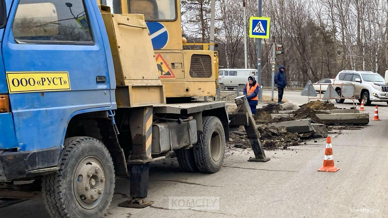 Руководители «Руста» задержаны — их подозревают в мошенничестве с госконтрактами  В отношении учредителей компании «Руст», занимающейся дорожным ремонтом по всему краю, возбуждено уголовное дело по факту мошенничества, они задержаны.  По данным прокуратуры, в 2022-2023 годах подрядчик заключил контракт на ремонт автодороги «Селихино — Николаевск-на-Амуре» с КГКУ «Хабаровское управление автомобильных дорог». После завершения ремонта подрядчик предоставил заказчику документы о выполненных работах, на основании которых краевое учреждение их полностью оплатило. Но затем оказалось, что дорожное полотно не соответствует ГОСТу, а представленные подрядчиком документы содержат недостоверные сведения о фактическом объёме выполненных работ. В результате федеральному бюджету был причинен ущерб на общую сумму свыше 21 миллиона рублей.  Всё, что выше — это информация прокуратуры. В ней ничего не сказано о тех, кто принимал работы, не соответствующие ГОСТу. Должны же были как минимум делаться вырезки асфальта перед приёмкой. Ну и почему-то отсутствует конкретика — что именно не соответствовало или было приписано? Всё на удивление скупо, хотя обычно некоторые подробности сообщаются.  И, конечно же, возникает беспокойство, не повлияет ли случившееся на уже запланированные ремонты дорог. В этом году «Руст» занимается данными работами и в Комсомольске, и в Амурске. На следующий год также уже есть заключённые контракты.