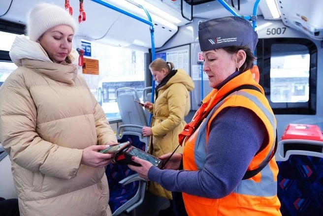 Цены на проезд в общественном транспорте Петербурга планируют поднять с 1 января. Сохранить их на прежнем уровне невозможно.   По данным «Фонтанки», чиновники принимают решение о подорожании в интервале от 8,5% до 15%.   Окончательное решение еще не принято, но у наших собеседников сомнений в предстоящем повышении нет.    Анжела Мнацаканян, «Фонтанка.ру»