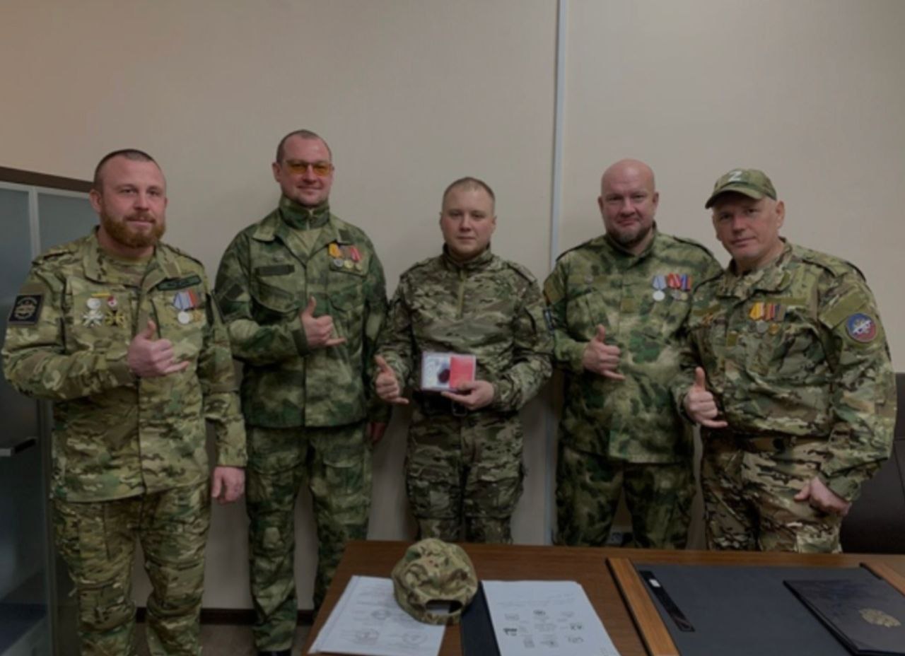 Ямалец получил медаль За героизм мужество и отвагу на СВО Боец из Нового Уренгоя Александр Залилов получил медаль За героизм мужество и отвагу на СВО Вручение прошло в стенах Ассоциации ветеранов спецоперации Каждая такая награда это история подвига История о человеке который не жалея себя защищал нашу страну и наше будущее Низкий поклон и огромная благодарность Александру за его мужество говорится в сообщении   Гордимся Ямал Награда БоецЯмала БоецСВО НовыйУренгой