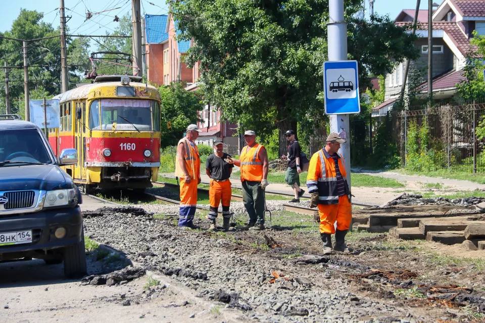 В центре Барнаула полным ходом идет ремонт транспортного узла  Тяжелая техника вовсю работает на пересечении проспекта Красноармейского и улицы Анатолия, где проводится капремонт трамвайного переезда. Накануне здесь демонтировали старые пути.  Напомним, работы стартовали вечером 2 июня. На участке были скорректированы циклы работы светофоров, введено одностороннее движение на улице Интернациональной, от проспекта Красноармейского до переулка Радищева.  В целом же реконструкция проводится по нечётной стороне проспекта Красноармейского. Движение по чётной стороне будет осуществляться в прежнем режиме.  Капремонт транспортного узла планируют завершить 23 июня, тогда же запустят движение автотранспорта. А вот трамваи поедут уже 19 июня.  Толк