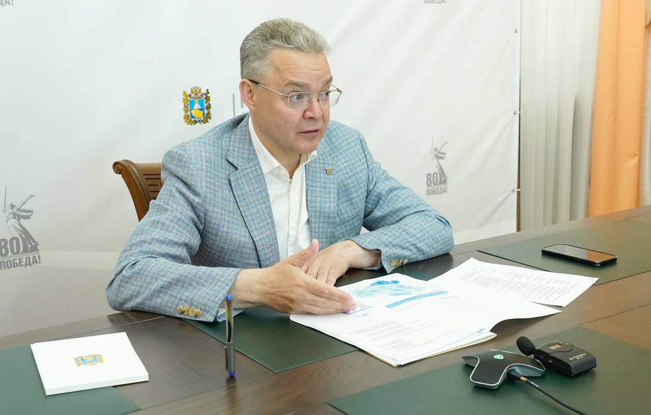 Губернатор Владимиров поручил ускорить модернизацию водоснабжения на Ставрополье С начала мая на Ставрополье зафиксировано более тысячи сообщений о перебоях на сетях водоснабжения, говорят данные центра управления регионом. Чаще всего жаловались жители Предгорного, Петровского, Апанасенковского, Шпаковского, Грачевского, Кочубеевского округов, Железноводска и Кисловодска. Как решить эти проблемы, обсудили на рабочем совещании, которое провёл губернатор Владимир Владимиров. Глава региона поручил краевому минЖКХ в течение недели составить карту аварийных ситуаций на объектах и сетях водоснабжения. Это позволит выявить наиболее «острые» точки. Также ведомство должно проконтролировать работу подрядчиков. В частности, это касается реконструкции очистных сооружений водоснабжения в Ипатово, селе Дивном и посёлке Затеречном Нефтекумского округа.