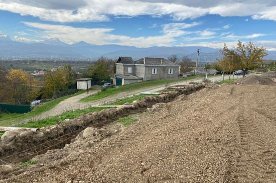 В селе Орта Стал Сулейман Стальского района Дагестана создадут благоустроенную смотровую площадку   Туристическая локация с панорамным видом на живописные места появится в центральной части населенного пункта Сейчас на участке ведутся земляные работы за которыми последуют создание инфраструктуры и озеленение территории   Со смотровой площадки будут открываться виды на долину реки Чирагчай села Касумкент Ашага Стал Куркент Саидкент и на гюнейскую зону района Также отсюда можно будет увидеть горы Шалбуздаг Базардюзю и Гетиндаг