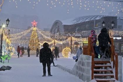 На снежный городок в Барнауле потратят почти 5 млн рублей  Администрация Барнаула планирует выделить около 5 миллионов рублей на строительство и демонтаж новогоднего снежного городка. Это следует из информации на сайте госзакупок.  На праздничное оформление Центрального района Барнаула в мэрии планируют выделить 4 млн и 997 тыс. рублей. Так до 20 декабря на улице Мало-Тобольской возведут снежный городок с горками и светодиодными фигурами, который простоит до конца января. Там же будет установлена шестиметровая ёлка со светящимися украшениями вокруг.    КП Барнаул