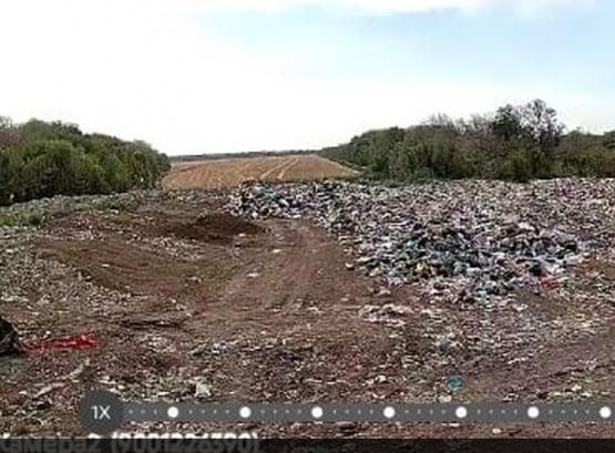 В Зерноградском районе на полигоне ТКО установлена система видеонаблюдения  В Зерноградском районе Ростовской области на полигоне ТБО установили система видеонаблюдения. Благодаря ей полигон будет находится под круглосуточным контролем. Это позволит вовремя отслеживать возможные процессы тления отходов и предотвращать опасные пожары.    - Видеокамеры помогут быстрее обнаруживать возгорания и уменьшить вред от их возникновения, в первую очередь – для экологии. Кроме того, с их помощью можно следить за утилизацией отходов и пресекать незаконное складирование мусора, - рассказала министр ЖКХ Ростовской области Антонина Пшеничная.   Напомним, оборудовать полигон ТБО видеокамерами камерами поручил глава региона Юрий Слюсарь во время рабочей поездки в Зерноградский район в июне этого года. Тогда к нему через социальные сети обратились местные жители, пожаловавшиеся на возгорание мусора, которое вовремя не обнаружили и несколько дней не могли потушить.    Врио губернатора поручил направить на полигон дополнительную технику, в результате чего все очаги возгорания были ликвидированы за два дня.    Теперь, установленные по распоряжению губернатора видеокамеры позволять не допустить новых ЧП. Они оснащены солнечными батареями, что позволяет им работать автономно.   Подписаться на "Новости Ростова"    Прислать новость